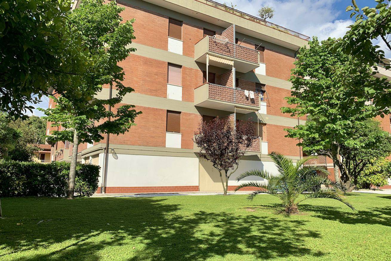 Appartamento intero, Grazioso Trilocale 5 posti letto a Marina  di Massa  in Marina di Massa, Massa