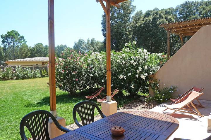 Location de vacances pour 5 personnes, avec jacuzzi ainsi que jardin et terrasse à Porto-Vecchio