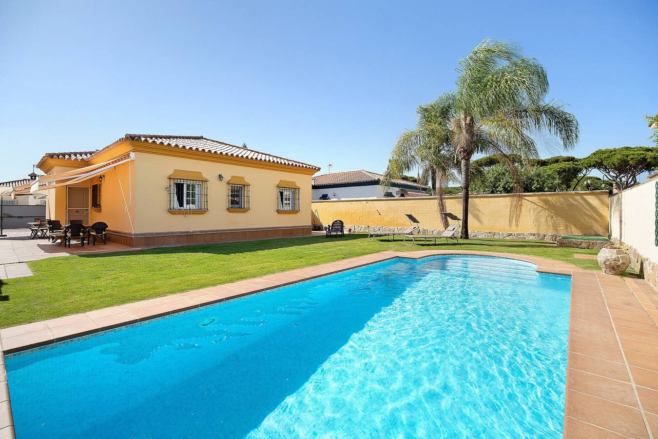 Ferienhaus 'Chalet mit Pool in La Barrosa' mit privatem Pool, privater Terrasse und Wlan in Playa La Barrosa, Chiclana de la Frontera