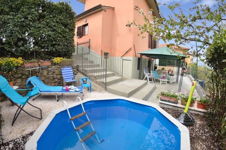 Casa vacanza per 5 persone, con piscina e terrazza a Massarosa