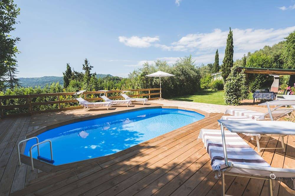 Moderna villa esclusiva, piscina immersa nel verde, dettagli di lusso, relax in Camaiore (Toscana), Riviera Toscana