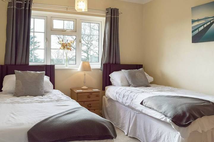 5 bedroom accommodation in Abbots Salford, near Stratford-upon-Avon in Salford Priors, Warwickshire