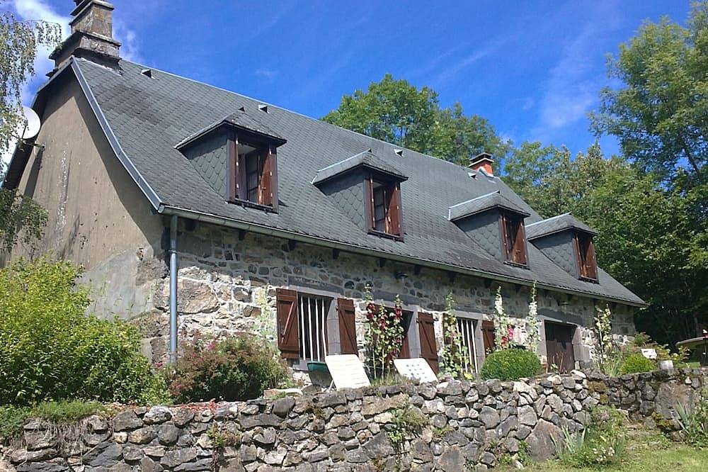 Antigua casa de labranza restaurada decoración cálida cómoda en una parcela de 3ha in Saint-Donat, Parque Natural Regional Volcans d'Auvergne