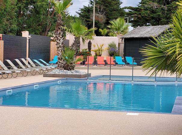 Camping pour 6 personnes, avec jacuzzi et piscine ainsi que jardin et sauna