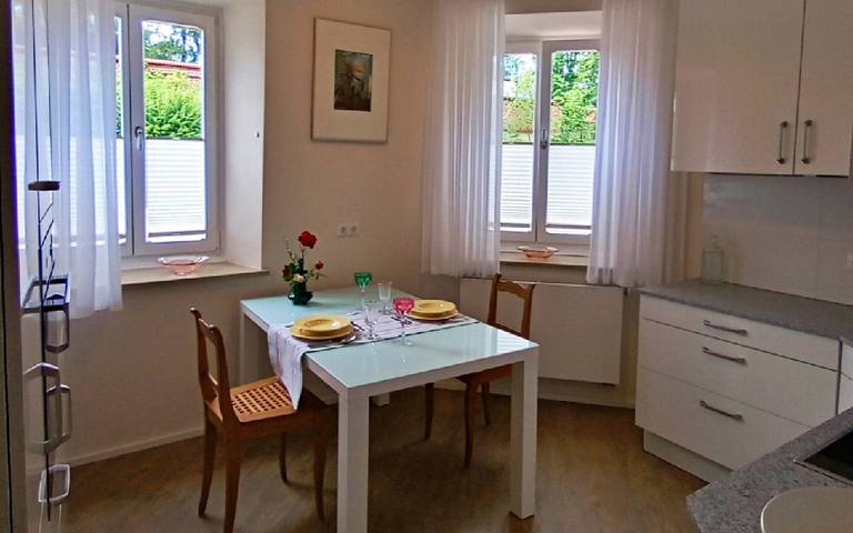 Ganze Wohnung, Ferienwohnung 'Villa Karlsbach' mit Bergblick, Gemeinschaftsgarten und Wlan in Teisendorf, Rupertiwinkel