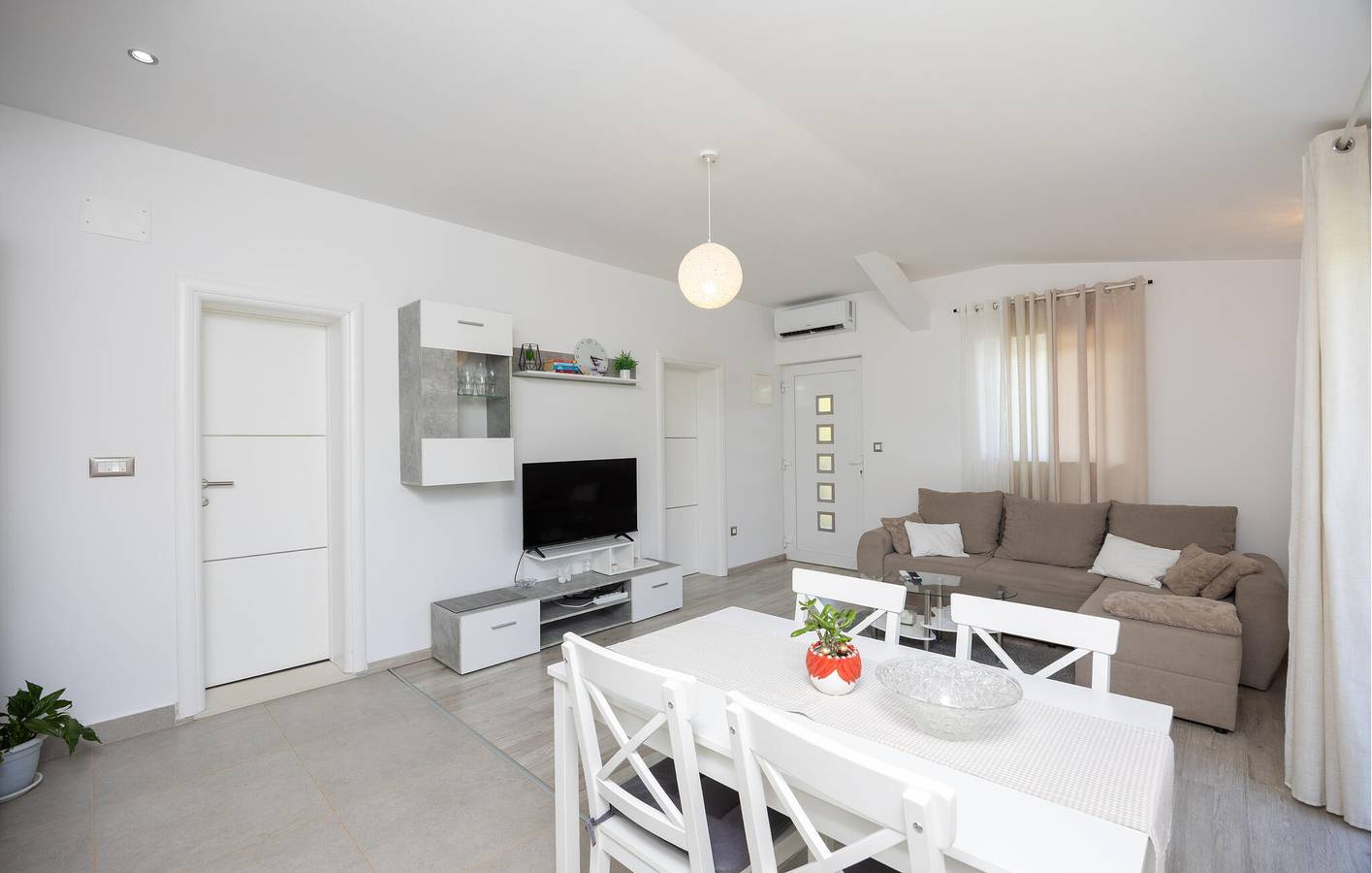 Ganze Ferienwohnung, Gemütliche 64 m² große Wohnung mit Terrasse, WLAN und nur 400 m vom Fluss Cetina entfernt in Slime, Split-Dalmatien