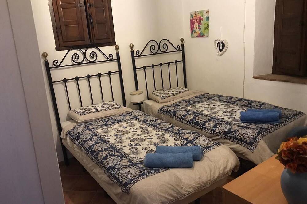 Large Andalucian Farmhouse, stunning views, pool & gardens,close to Natural Park in Colmenar, Málaga Province