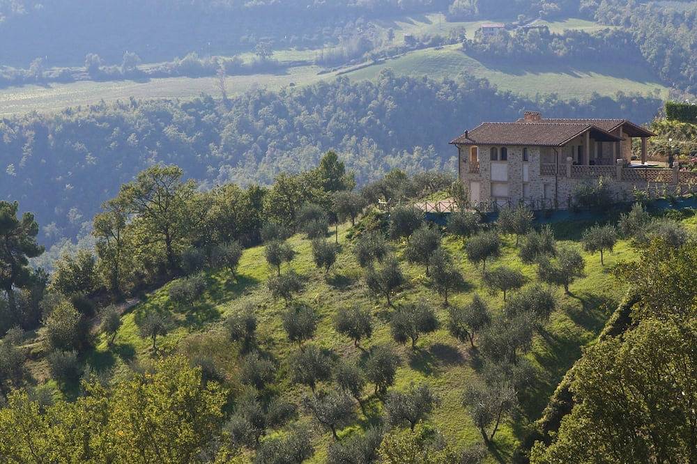 Lovely Country House For Families And Friends With Reserved Pool in Gualdo Cattaneo, Perugia Provinz
