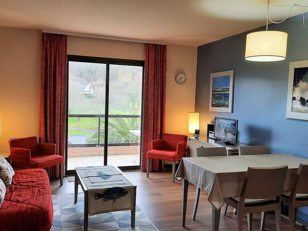 Appartement entier, Appartement 3 étoiles avec piscine chauffée, à 50m de la plage de Trestraou, Perros-Guirec in Perros-Guirec, Côte de Granit Rose