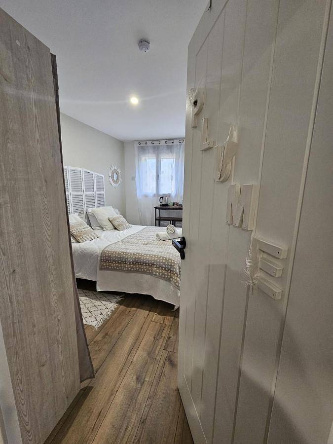 Appartement entier, Chambre Premium "Plume"- Sdb privée & coin repas in Sainte-Geneviève-des-Bois, Essonne