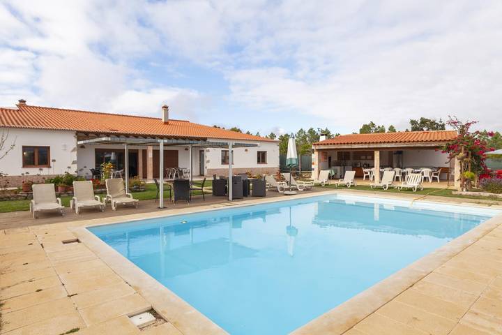 Ferienwohnung für 4 Personen, mit Terrasse und Pool sowie Garten in Portugal - 2