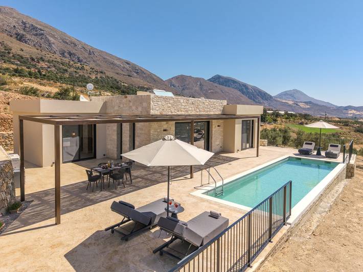 Villa for 4 people, with yard and ocean view as well as pool in Crete