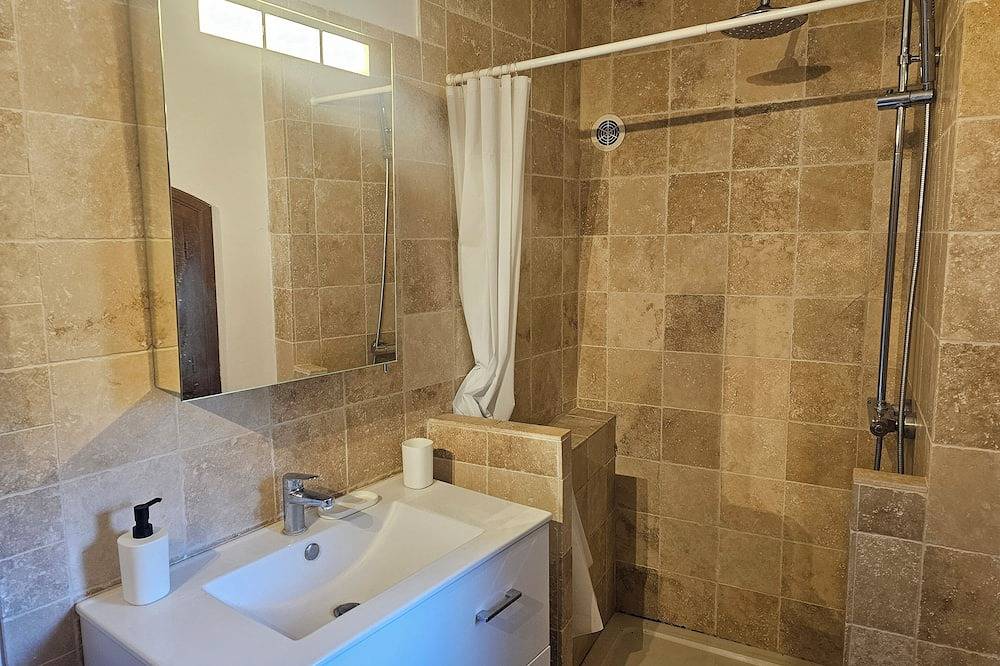 Ganze Wohnung, Small apartment in the village in Lauris, Regionaler Naturpark Luberon