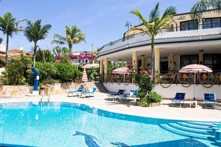Hotel für 2 Personen, mit Kinderpool und Pool sowie Ausblick und Garten - 1