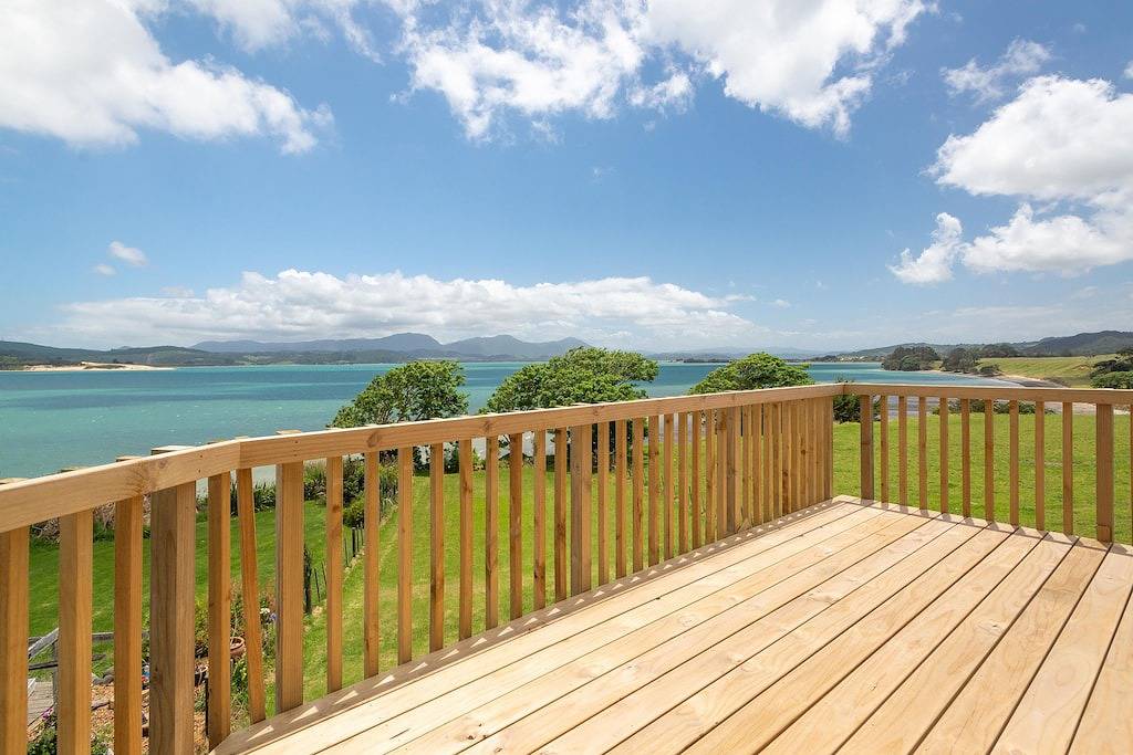 Opononi's 4-6 Bdrm Onepu Moana Holiday Home with Spa-Pool, Hokianga Harbour in Northland