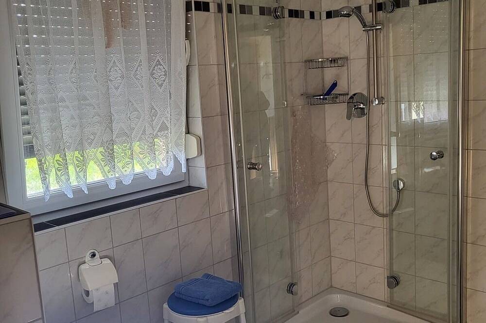 Entire apartment, Comfortable Zühlensee vacation apartment with terrace and fenced property in Wesenberg, Mecklenburg-Strelitz