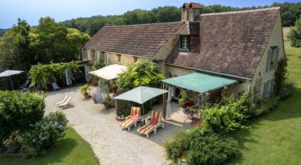 Gîte pour 2 personnes, avec terrasse ainsi que piscine et jardin en Dordogne