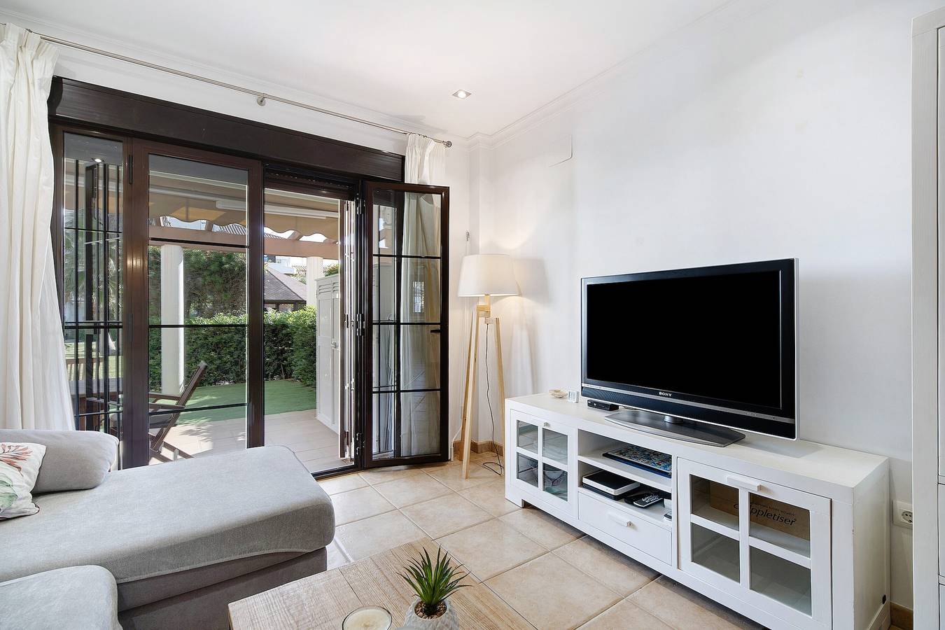 Entire apartment, Apartment 'En Playa De La Barrosa' with Shared Pool, Wi-Fi and Air Conditioning in Playa La Barrosa, Chiclana de la Frontera