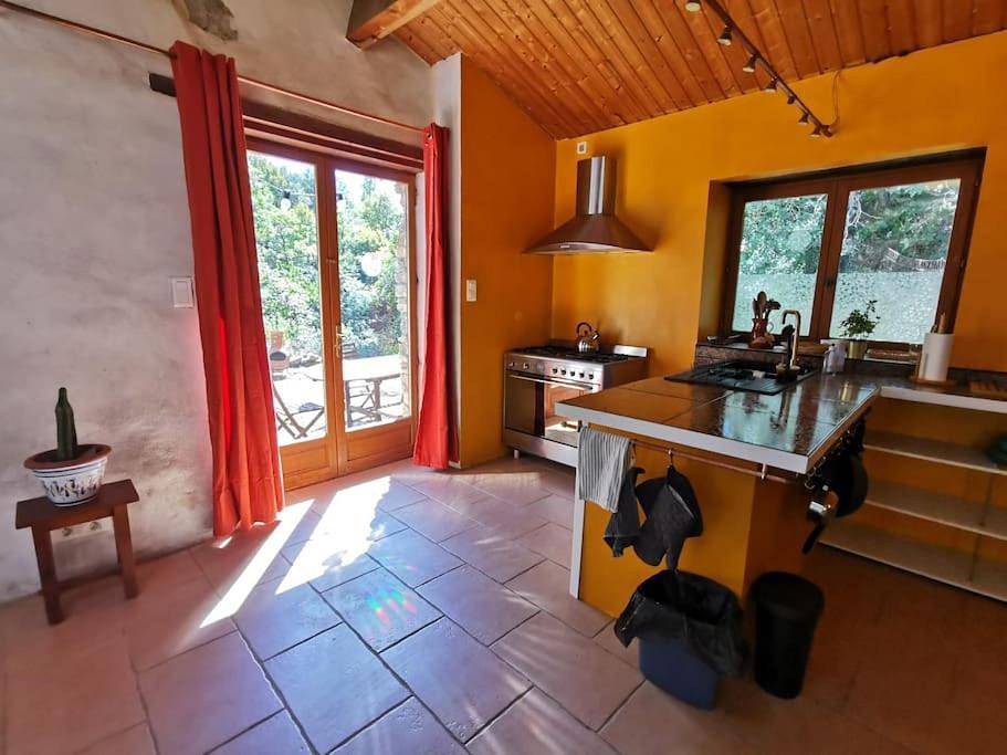 Two-Bedroom House in Saint-Jean-de-Paracol, Région de Limoux