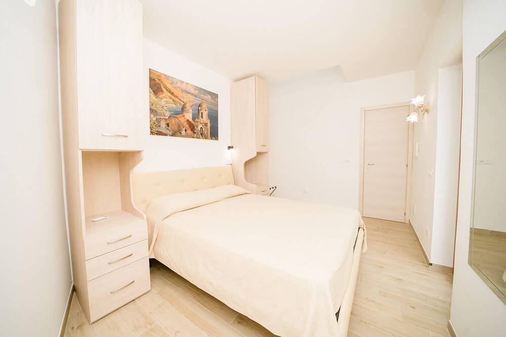 Ganze Wohnung, Pontone di Scala - Lemons & Sun apartment can accommodate up to 4 people. The property has 1 bedroom with double bed and a living area with kitchenette and sofa bed. The kitchenette is equipped with a dining table, a coffee machine, a refrigerator and a in Scala, Amalfiküste