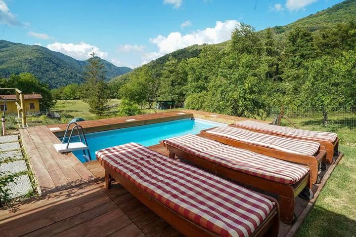 Location de vacances pour 4 personnes, avec jardin et vue ainsi que balcon et piscine à Mulazzo