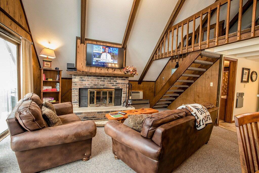 Ein charmantes Ferienhaus in einer bewaldeten Umgebung mit gemütlichem Dekor und erlaubt Hunde in Gogebic County