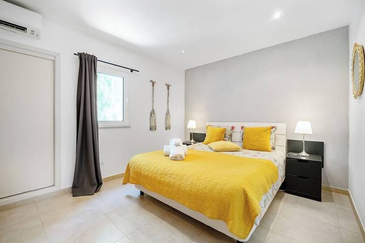 Renovierte Villa, 5 Min. zu Fuß zum Vale do Lobo Strand in Vale do Lobo, Almancil