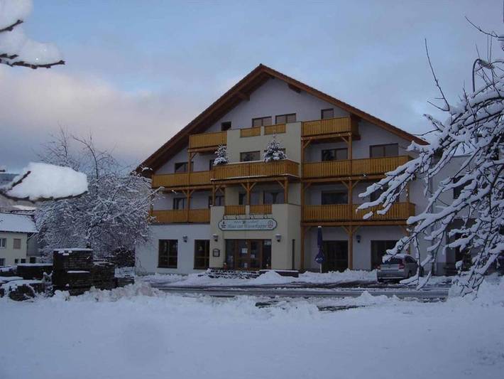 Hotel für 3 Personen, mit Balkon und Terrasse sowie Garten und Ausblick in Wüstensachsen