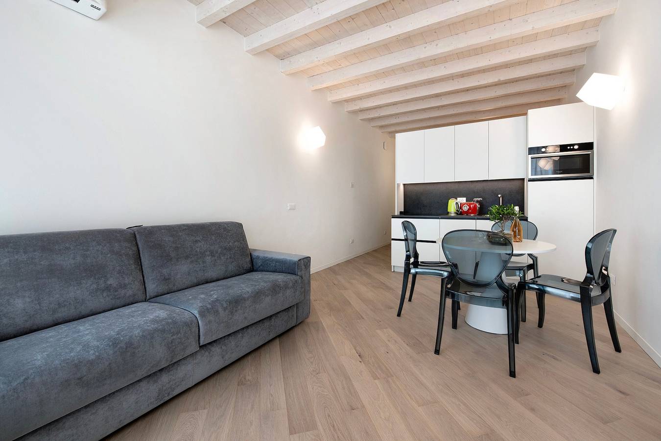 Geheel appartement, Appartement 'Flat 1' met uitzicht op het meer, draadloos internet en airconditioning in Salò, Garda Bergen