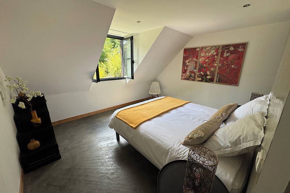 Nice cottage in the heart of the forest with direct access to Dinan harbor. in Dinan, Dinan region