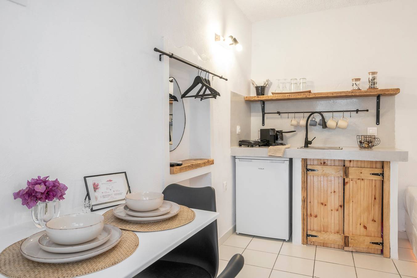 Casita 'Bougainvillea' con Wi-Fi y aire acondicionado in Andros (desambiguación)