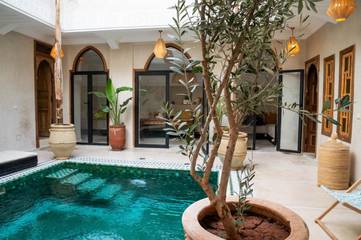 Gîte pour 2 personnes, avec jacuzzi et sauna ainsi que piscine et terrasse dans Ajarif