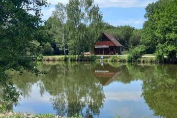 Maison de campagne pour 4 personnes, avec vue sur le lac ainsi que jardin et vue, animaux acceptés à Folles