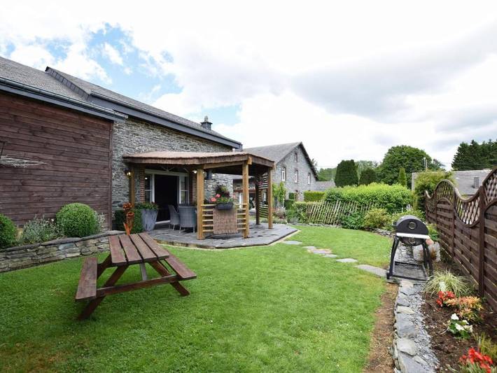 Location de vacances pour 15 personnes, avec terrasse ainsi que sauna et jardin à Bertrix