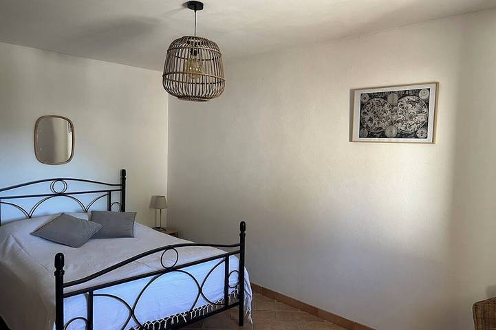 Gîte pour 5 personnes, avec Terrasse ainsi que Jardin et Piscine à Arles - 3
