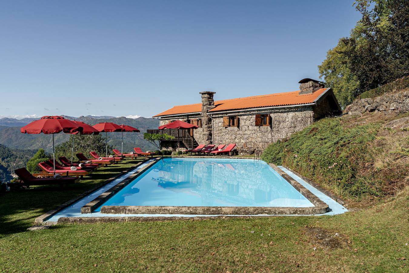 Holiday Home 'Casa Do Gêres' with Lake View, Private Pool and Wi-Fi in Caniçada e Soengas, Braga District