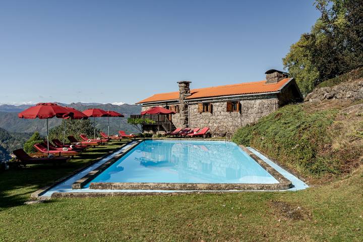 Holiday Home 'Casa Do Gêres' with Lake View, Private Pool and Wi-Fi in Caniçada e Soengas, Braga District