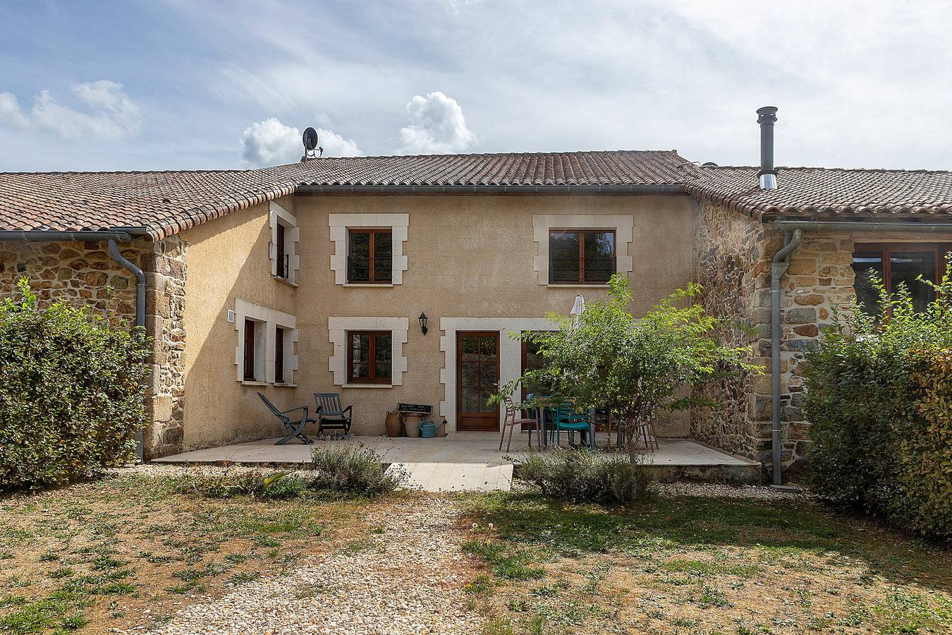 Vakantiehuis 'Domaine De Bellac - La Belle Cour' met gedeeld zwembad, tuin en wifi in Roussines, Regionaal Natuurpark van de Perigord-Limousin