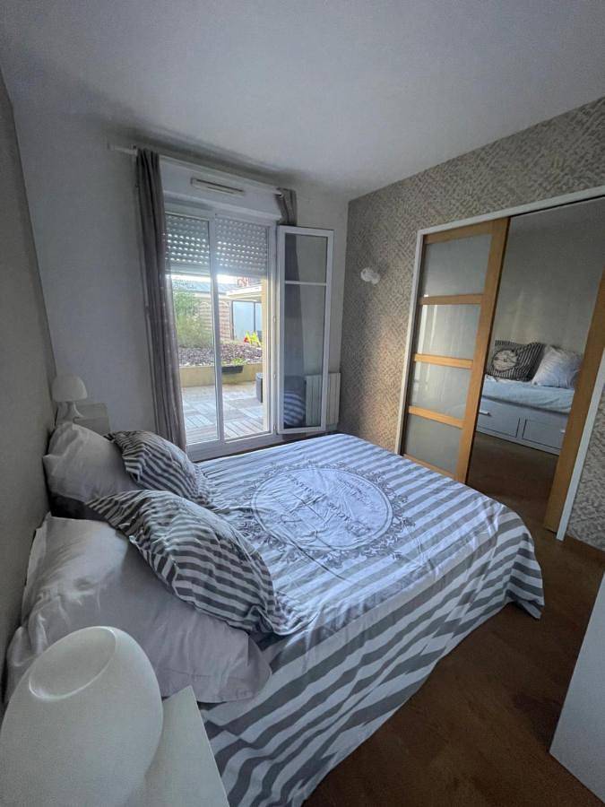 Appartement entier, Apartment with Terrace in Bussy-Saint-Georges, Seine-et-Marne