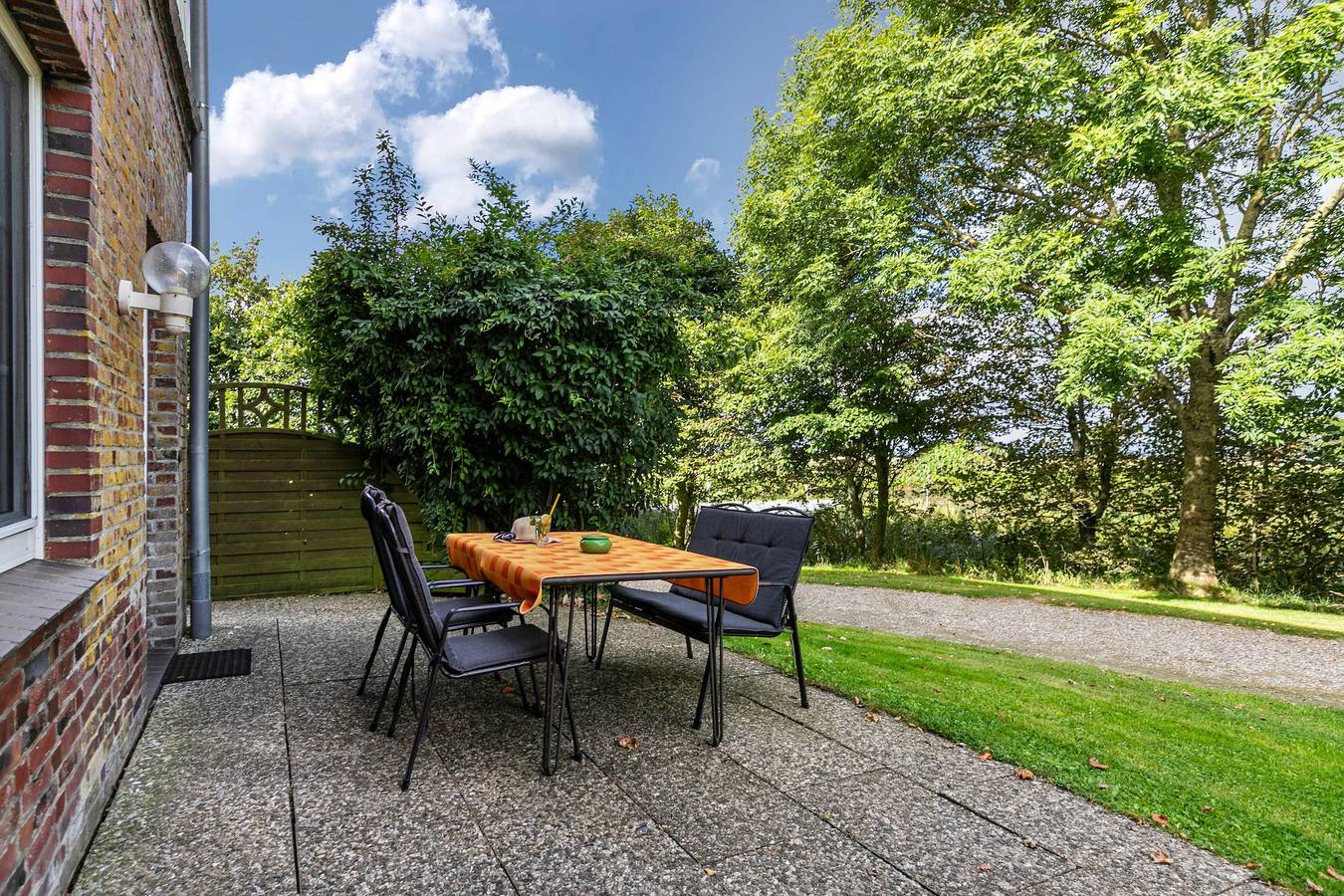 Ganze Wohnung, Ferienwohnung 'Hooge' mit privater Terrasse, Gemeinschaftsgarten und Wi-Fi in Nordstrand (Gemeinde), Nordstrand