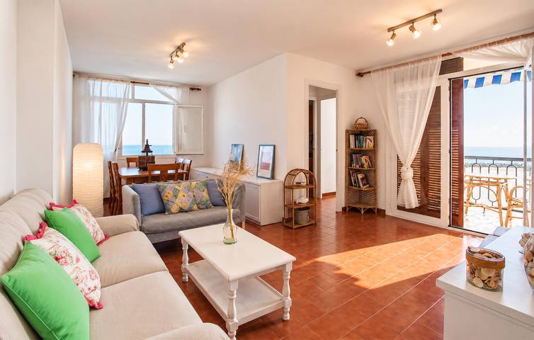Apartamento vacacional entero, Retiro junto a la playa con piscina y aparcamiento in Cunit, Costa Dorada