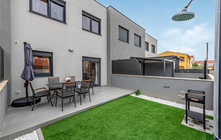 Ferienwohnung für 6 Personen, mit Terrasse und Garten in Vrsi - 2