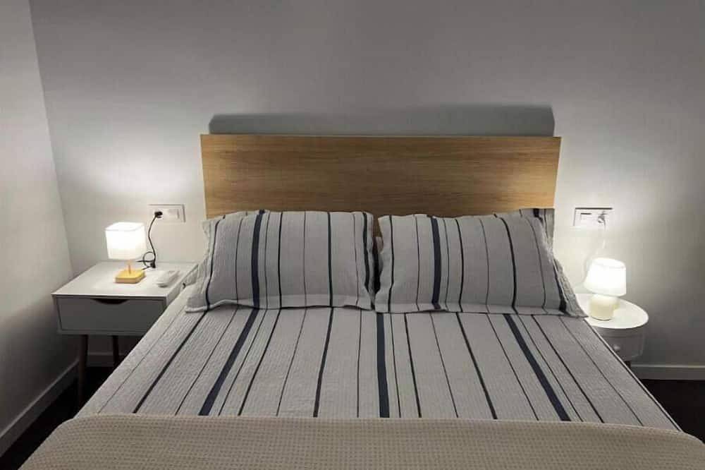 Entire apartment, A Casa da Praia - first floor (on the beach, ria de vigo at 600m. camino santiago) in Redondela, Rías Baixas