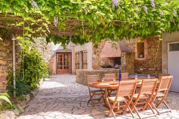 Gîte pour 8 personnes, avec jardin ainsi que piscine et terrasse à Félines-Minervois