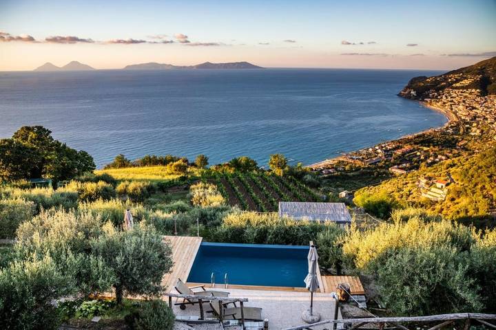 Location de vacances pour 2 personnes, avec Terrasse et Jardin ainsi que Piscine et Vue à Piraino