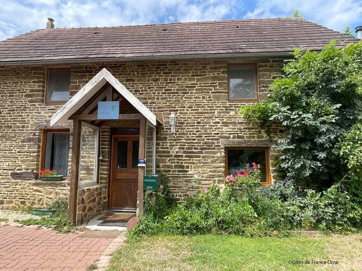 Gîte pour 7 personnes, avec Jacuzzi et Terrasse ainsi que Jardin et Piscine dans Orne