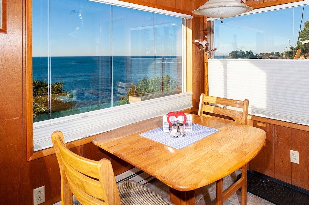 Beobachten Sie die Wale von diesem Cottage am Meer südlich von Depoe Bay's Harbour! in Depoe Bay, Lincoln County (OR)