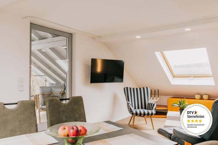 Ferienwohnung für 4 Personen, mit Balkon und Terrasse sowie Sauna und Seeblick