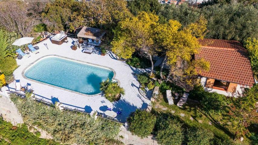 Chalet pour 3 personnes, avec piscine ainsi que vue et terrasse, animaux acceptés