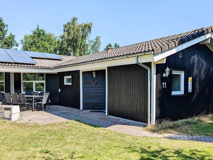Ferienhaus für 12 Personen, mit Terrasse und Sauna sowie Pool in Marielyst
